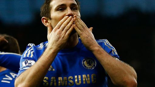 Fotbalista Chelsea Frank Lampard slaví branku do sítě Stoke City