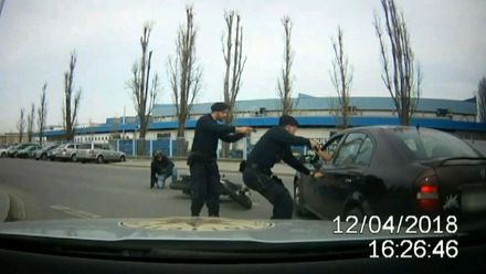 Zdrogovaný řidič v Brně ujížděl policejní hlídce. Policisté na něj vytáhli zbraně