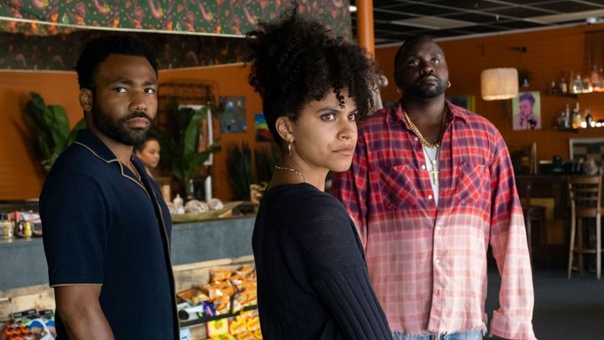 Donald Glover v roli Earna, Zazie Beetz coby Van a Brian Tyree Henry jako Paper Boi.