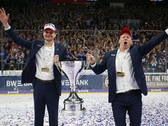 MISTŘI. Dlouholetí kolegové Pavel Gross (vlevo) a Mike Pellegrims slaví s Adlerem Mannheim vítězství v německé lize.