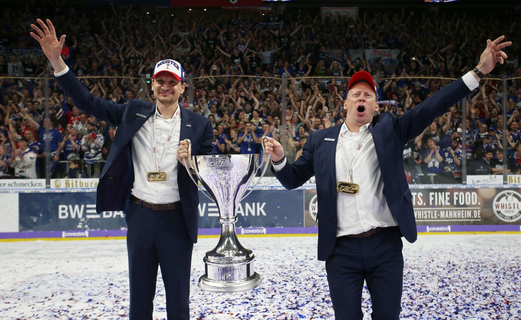 Hokejový Mannheim slaví zisk německého titulu (2019): Český trenér Pavel Gross (vlevo) a asistent Mike Pellegrims