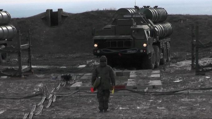 Záběry z r. 2017 ukazují protivzdušné raketové systémy S-400, které Rusové připravují pro Turecko