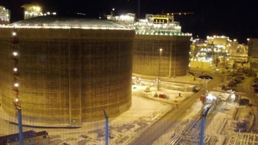 Polární noc, silný vítr, zima. Nic z toho nezastaví ropné těžaře, aby pokračovali ve výstavbě nového logistického centra pro dodávky ropy a plynu v Norsku poblíž obce Hammerfest. Ta bývala klidnou rybářskou vesnicí. Vše změnil příchod naftařů.