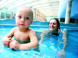 5 rad, jak naučit dítě plavat
