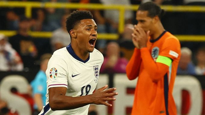 Ollie Watkins slaví rozhodující gól v semifinále Eura 2024 proti Nizozemsku.