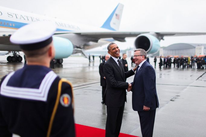 Obama s polským prezidentem Komorowským na vojenském letišti u Varšavy.