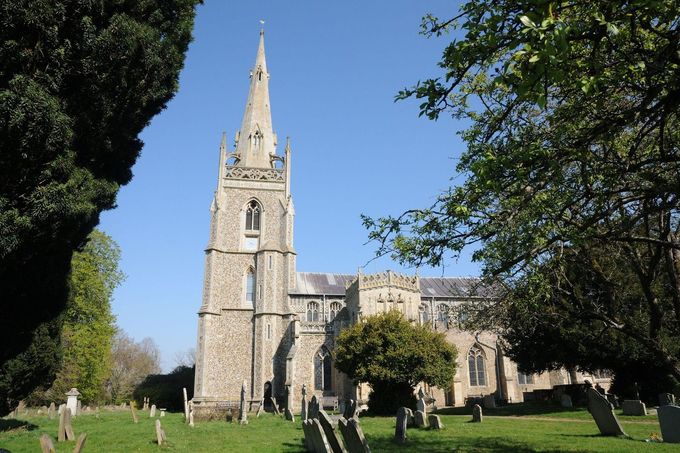 Kostel Panny Marie ve Woolpitu, Suffolk (2025). Místo, kde podle legendy mohly být ve 12. století pokřtěny záhadné „zelené děti“.