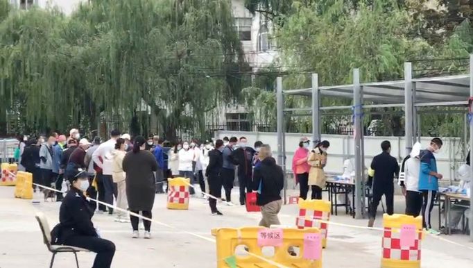 Masové testování v přístavu Čching-tao, Čína, říjen 2020.