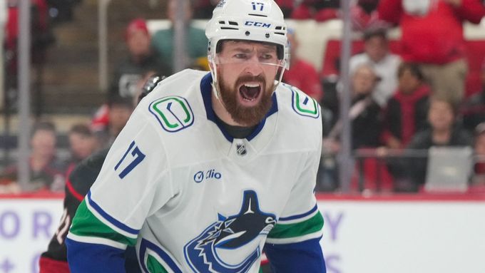 Filip Hronek v utkání na ledě Caroliny