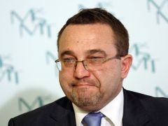 Exministr školství Josef Dobeš (VV) rezignoval prý kvůli škrtům v platech učitelů. Nezachránil je.