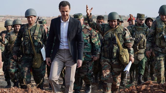 Prezident Sýrie Bašár Asad se syrskými vojáky v Idlibu.