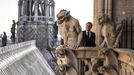 Francouzský prezident Emmanuel Macron si prohlíží chrliče během návštěvy katedrály Notre-Dame v Paříži při inaugurační ceremonii nové prohlídkové trasy věží.