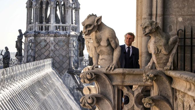 Francouzský prezident Emmanuel Macron si prohlíží chrliče během návštěvy katedrály Notre-Dame v Paříži při inaugurační ceremonii nové prohlídkové trasy věží.