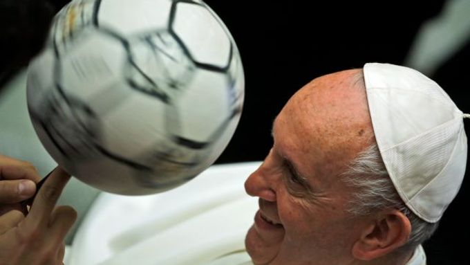 Jako Argentinec miluje fotbal. Jako hlava katolické církve dává přednost fair-play. (Papež František během audience, při níž ve Vatikánu přijal italské fotbalisty.)
