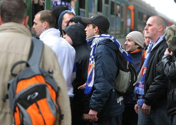 Při přípravě doprovodu fanoušků Baníku, kteří jsou známí svou agresivitou, vycházela policie z toho, že na utkání v Praze si koupilo vstupenku asi šest set lidí z Ostravska. Mnozí ale jedou do Prahy bez vstupenky. Policie má kromě čtyř speciálně připojených vagónů ještě dva v záloze, ale zatím to nevypadá, že je bude potřebovat.