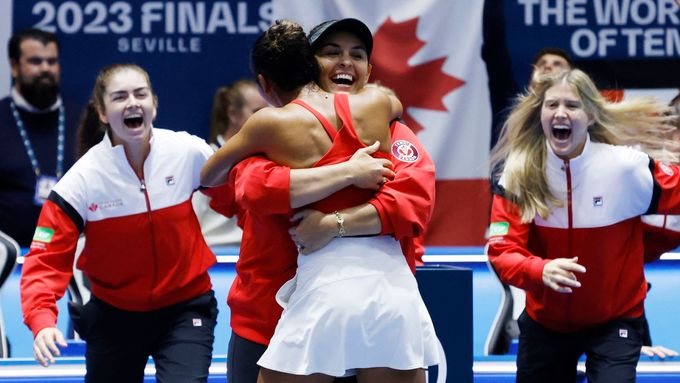 Radost kanadských tenistek ve finále Poháru Billie Jean Kingové.