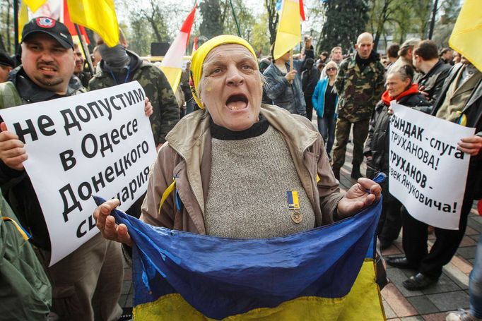 A woman shouts slogans during a protest against separatism in Odessa held outside the Ukrainian Parliament in Kiev April 15, 2014.