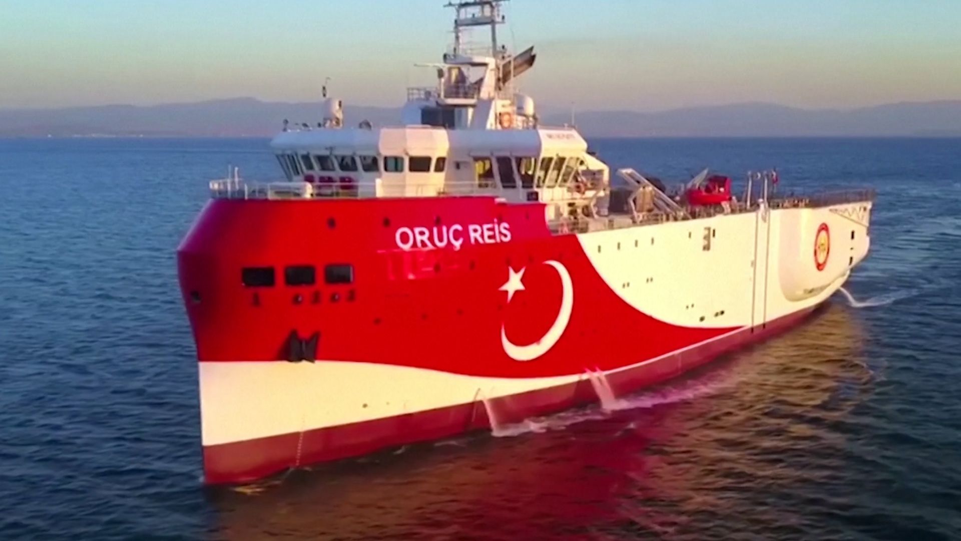 Turecká průzkumná loď s vrtným zařízením zkoumala naleziště zemního plynu. Napětí s Řeckem sílí.