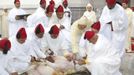 Morocco's King Mohammed VI slaughters a ram during Eid al-Adha in Rabat October 26, 2012. REUTERS/Maghreb Arab Press/Handout (MOROCCO - Tags: RELIGION ROYALS) FOR EDITORIAL USE ONLY. NOT FOR SALE FOR MARKETING OR ADVERTISING CAMPAIGNS. THIS IMAGE HAS BEEN SUPPLIED BY A THIRD PARTY. IT IS DISTRIBUTED, EXACTLY AS RECEIVED BY REUTERS, AS A SERVICE TO CLIENTS Published: Říj. 26, 2012, 9:52 odp.