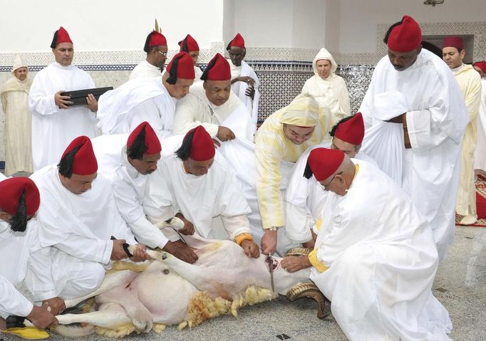 Morocco's King Mohammed VI slaughters a ram during Eid al-Adha in Rabat October 26, 2012. REUTERS/Maghreb Arab Press/Handout (MOROCCO - Tags: RELIGION ROYALS) FOR EDITORIAL USE ONLY. NOT FOR SALE FOR MARKETING OR ADVERTISING CAMPAIGNS. THIS IMAGE HAS BEEN SUPPLIED BY A THIRD PARTY. IT IS DISTRIBUTED, EXACTLY AS RECEIVED BY REUTERS, AS A SERVICE TO CLIENTS Published: Říj. 26, 2012, 9:52 odp.