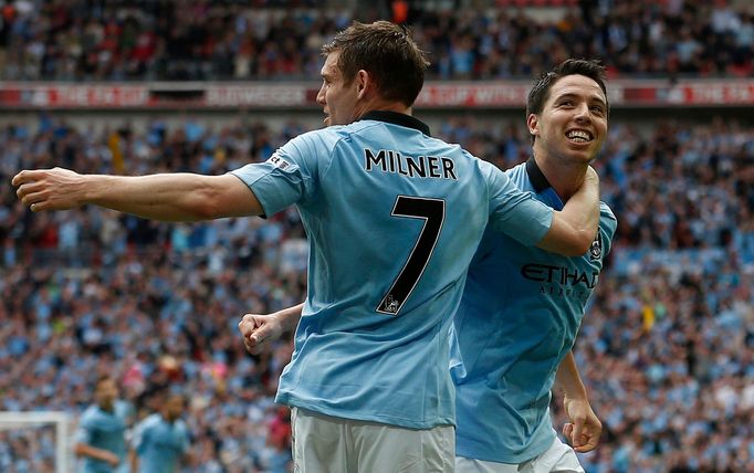 Samir Nasri a James Millner se radují z prvního gólu do sítě Chelsea.