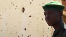 A Malian soldier stands near a wall with bullet holes in the recently liberated town of Konna January 26, 2013. REUTERS/Eric Gaillard (MALI - Tags: CIVIL UNREST CONFLICT MILITARY) Published: Led. 26, 2013, 2:24 odp.