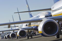 Ryanair kvůli kufrům na palubě létá se zpožděním, zlevní proto odbavená zavazadla
