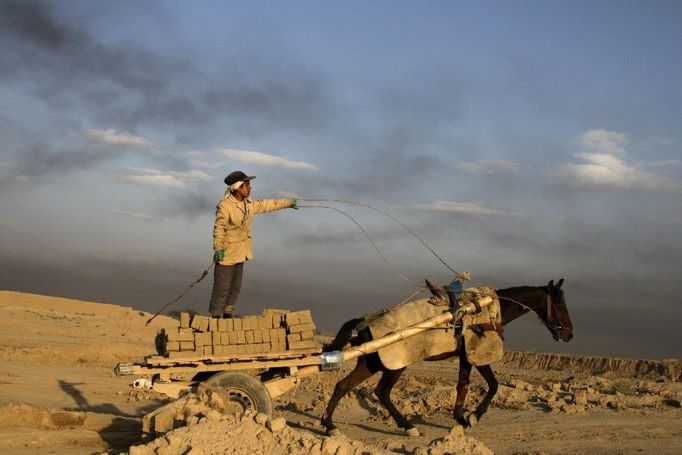 Takhle se vozí cihly z cihlárny nedaleko afghánského Kábulu.