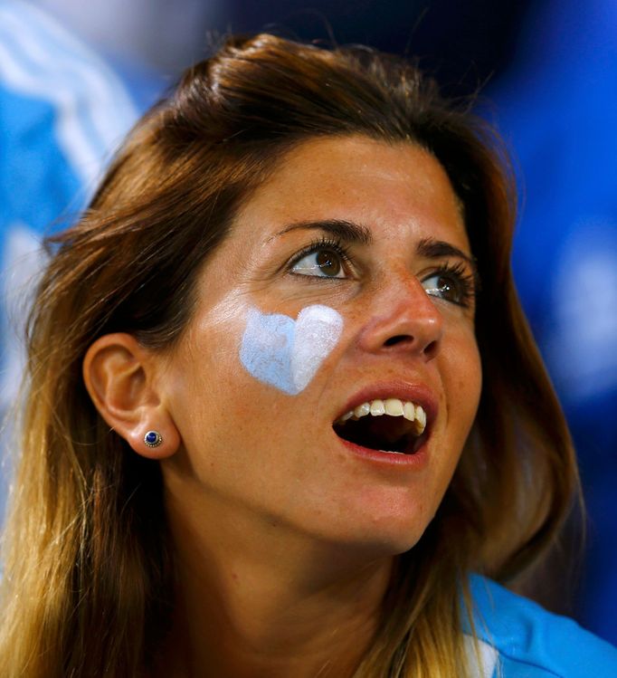 A fan waits for the 2014 World Cup Group F soccer match between Argentina and Bosnia at the Maracana stadium in Rio de Janeiro, June 15, 2014. REUTERS/Pilar Olivares (BRA