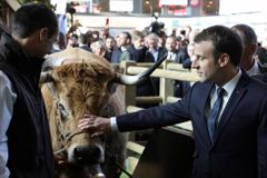 Loni po něm hodili vejce, nyní Macrona vypískali. Zemědělci se bojí konkurence z Jižní Ameriky
