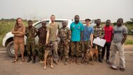 Filmařům pomáhali i takzvaní ecoguardi - ozbrojená polovojenská jednotka. Vytvořili barikádu a zastavovali auta a hlavně autobusy vyjíždějící z pralesa, aby je mohli prohledat.