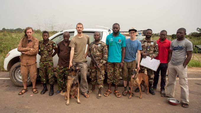 Matúš Jankovič (čtvrtý zprava) se se svým kamarádem Matejem Kmeťem (první zleva) vydal do Konga dokumentovat boj proti pytlákům