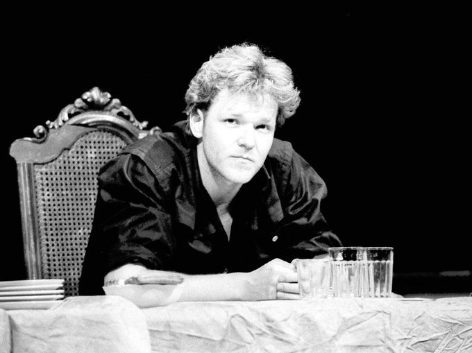 Marek Vašut v roli Vadima Gromova v inscenaci "Loď plná vdov" uvedené činohrou Národního divadla na Nové scéně v dubnu 1987.