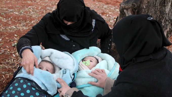 Syřanky s dětmi na turecko-syrské hranici.