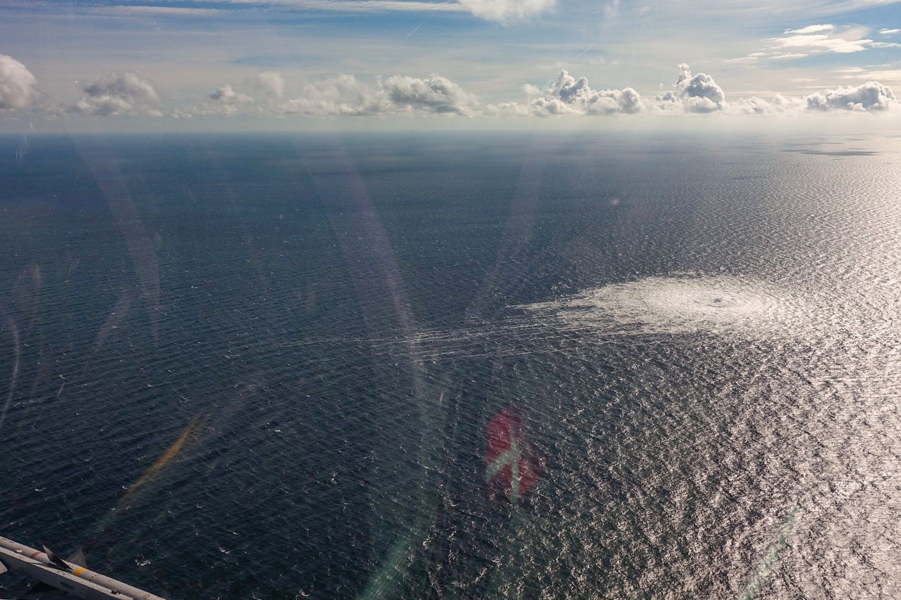 Fotografie unikajícího plynu, pořízená z paluby dánského průzkumného letounu u ostrova Bornholm.