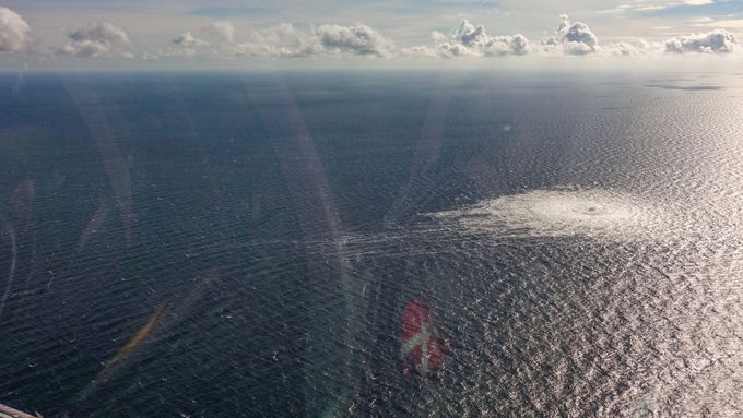 Fotografie unikajícího plynu, pořízená z paluby dánského průzkumného letounu u ostrova Bornholm.