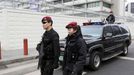 Policemen patrol in front of the U.S. embassy in Seoul, February 12, 2013, after North Korea conducted a nuclear test. North Korea conducted its third nuclear test on Tuesday in defiance of existing U.N. resolutions, angering the U.S. and Japan and prompting its only major ally, China, to call for calm. REUTERS/Park Ji-ho/Yonhap (SOUTH KOREA - Tags: MILITARY POLITICS) NO SALES. NO ARCHIVES. FOR EDITORIAL USE ONLY. NOT FOR SALE FOR MARKETING OR ADVERTISING CAMPAIGNS. THIS IMAGE HAS BEEN SUPPLIED BY A THIRD PARTY. IT IS DISTRIBUTED, EXACTLY AS RECEIVED BY REUTERS, AS A SERVICE TO CLIENTS. SOUTH KOREA OUT. NO COMMERCIAL OR EDITORIAL SALES IN SOUTH KOREA Published: Úno. 12, 2013, 10:54 dop.