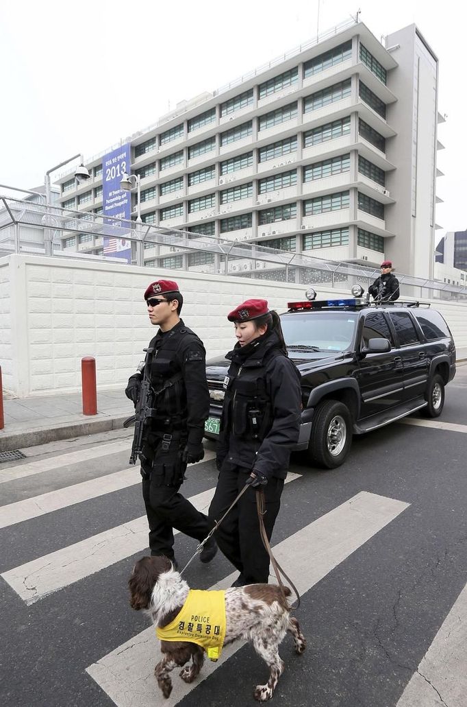 Policemen patrol in front of the U.S. embassy in Seoul, February 12, 2013, after North Korea conducted a nuclear test. North Korea conducted its third nuclear test on Tuesday in defiance of existing U.N. resolutions, angering the U.S. and Japan and prompting its only major ally, China, to call for calm. REUTERS/Park Ji-ho/Yonhap (SOUTH KOREA - Tags: MILITARY POLITICS) NO SALES. NO ARCHIVES. FOR EDITORIAL USE ONLY. NOT FOR SALE FOR MARKETING OR ADVERTISING CAMPAIGNS. THIS IMAGE HAS BEEN SUPPLIED BY A THIRD PARTY. IT IS DISTRIBUTED, EXACTLY AS RECEIVED BY REUTERS, AS A SERVICE TO CLIENTS. SOUTH KOREA OUT. NO COMMERCIAL OR EDITORIAL SALES IN SOUTH KOREA Published: Úno. 12, 2013, 10:54 dop.