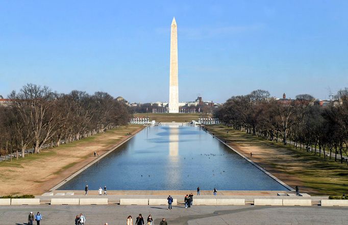 Washingtonův památník a odrazový bazén na National Mall ve Washingtonu, D.C., USA. Fotografie z roku 2008.