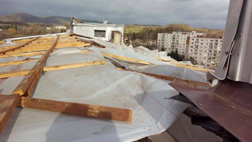 Poškozená střecha vichřicí v Karlovarském kraji.