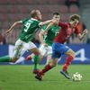 Liam Boyce a Alex Král v zápase Česko - Severní Irsko