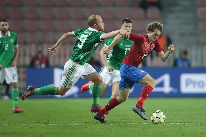 Liam Boyce a Alex Král v zápase Česko - Severní Irsko