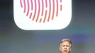 Phil Schiller, vicepresident společnosti Apple pro marketing, představuje čtečku otisku prstů na novém iPhone 5S