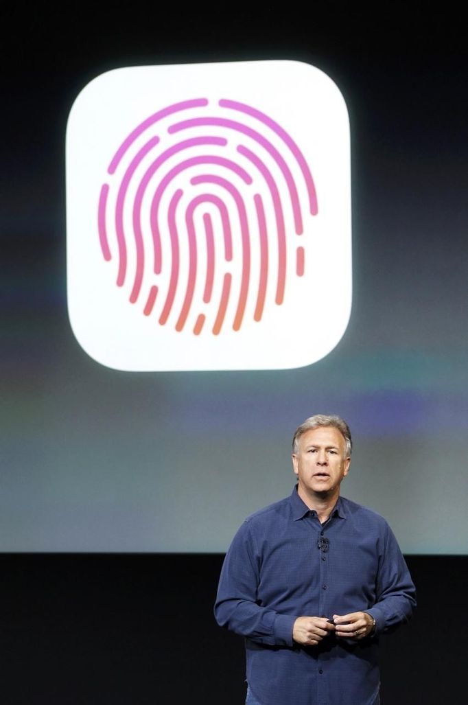 Phil Schiller, vicepresident společnosti Apple pro marketing, představuje čtečku otisku prstů na novém iPhone 5S