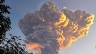 Během několika erupcí od úterního večera do středečního odpoledne vystoupal popel až do výšky pět tisíc metrů. Úterní odpolední erupce pak vynesla hustý šedý oblak do výšky 10 tisíc metrů, který se rozšířil do tvaru hřibu a byl viditelný až na vzdálenost 150 kilometrů.