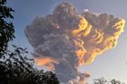 Během několika erupcí od úterního večera do středečního odpoledne vystoupal popel až do výšky pět tisíc metrů. Úterní odpolední erupce pak vynesla hustý šedý oblak do výšky 10 tisíc metrů, který se rozšířil do tvaru hřibu a byl viditelný až na vzdálenost 150 kilometrů.