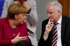 Krize zažehnána, Merkelová se dohodla se Seehoferem. Souhlasí s tranzitními centry na hranicích