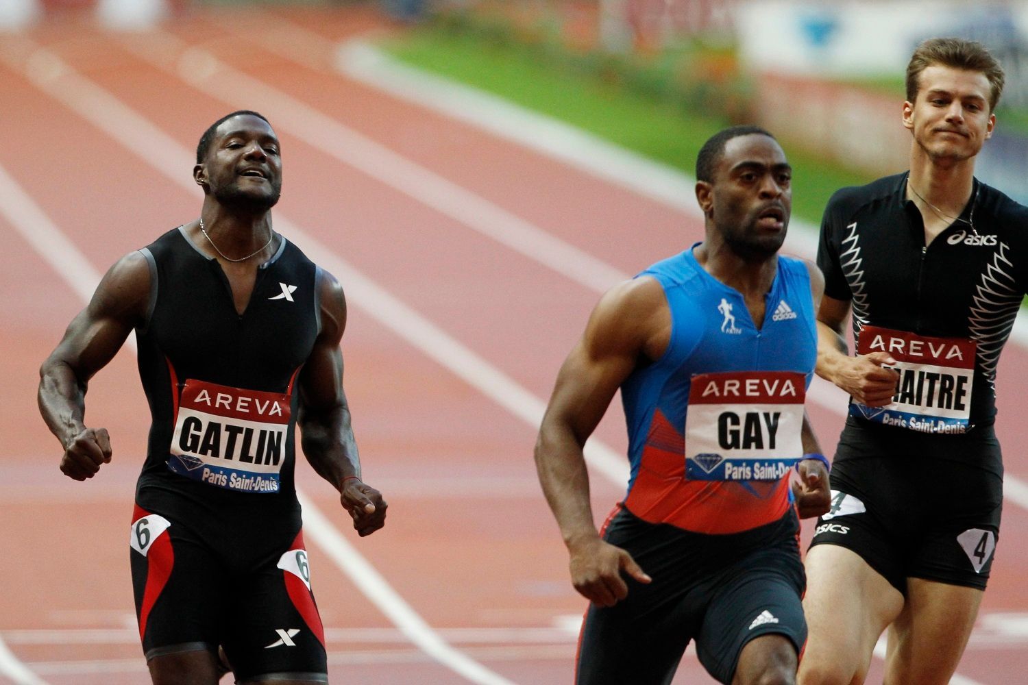 Americký sprinter Tyson Gay dobíhá první v závodě na 100 metrů před Američanem Justinem Gatlinem (vlevo) a Francouzem Christophe Lemaitre na OH 2012 v Londýně.