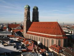 Katedrála Frauenkirche v Mnichově patří se svými dvěma helmovými věžemi k nejznámějším dominantám města.