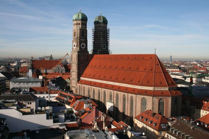 Katedrála Frauenkirche v Mnichově patří se svými dvěma helmovými věžemi k nejznámějším dominantám města.